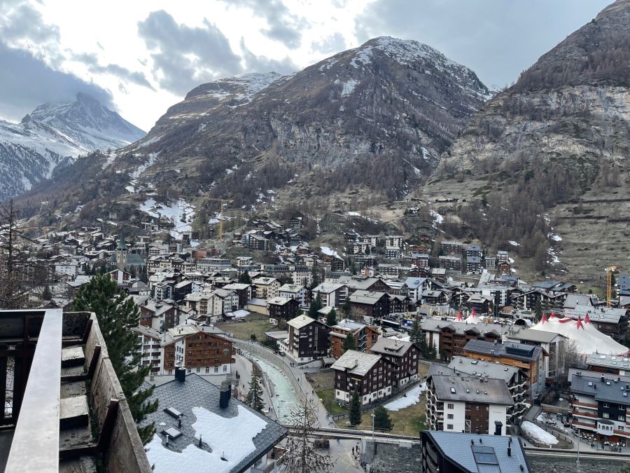 Aussicht am Freitag vom Hotel Schönegg aus über Zermatt - das Matterhorn (links) und das Unplugged-Zelt, wo die Hauptacts stattfinden (rechts).