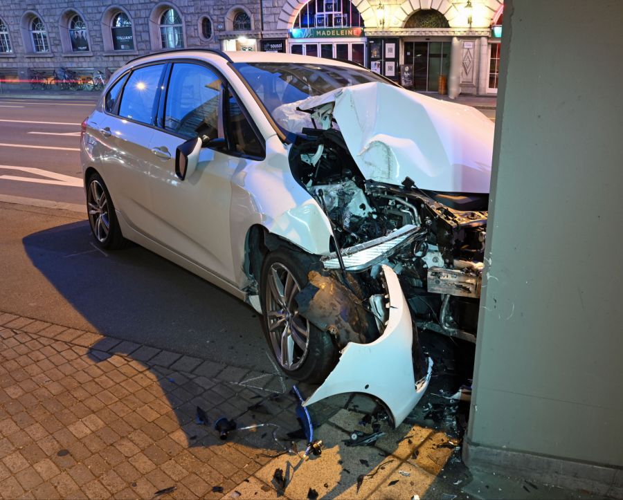 Der Fussgänger und ein Autofahrer wurden ins Spital gebracht.