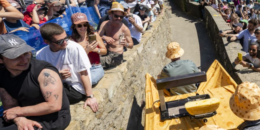 Am Samstag strömten zahlreiche Zuschauer in die Weinberge des Lavaux, um die legendäre Weltmeisterschaft im Tracassets-Fahren mitzuerleben.