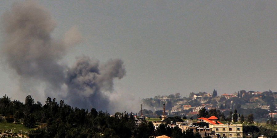 Über dem südlibanesischen Dorf Zawatar steigt nach einem israelischen Luftangriffs auf angebliche Hisbollah-Stellungen Rauch auf. Foto: Stringer/dpa