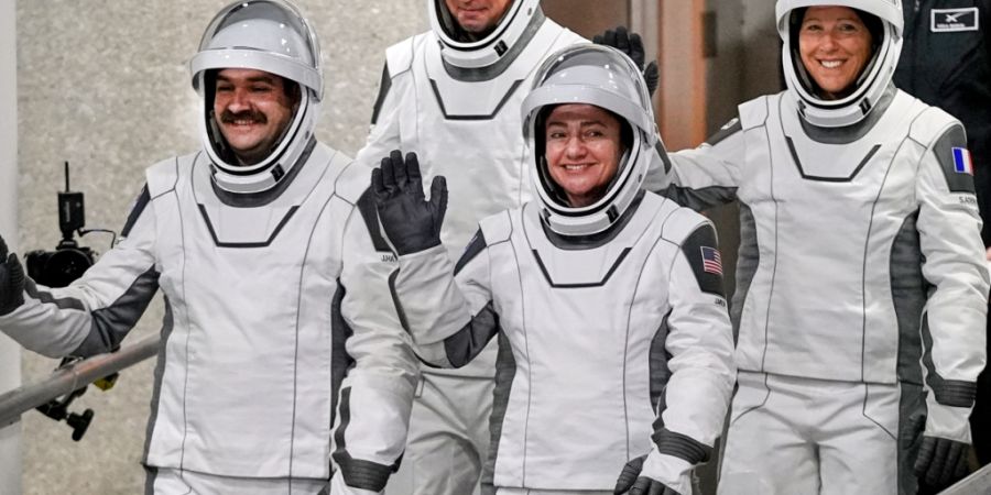 Die Astronauten der Crew 12 verlassen das Operations- und Checkout-Gebäude, bevor sie sich auf den Weg zur Rampe 40 der Cape Canaveral Space Force Station in Cape Canaveral (US-Bundess...