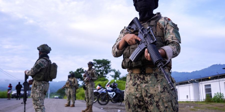 ARCHIV - Soldaten stehen einen Tag nach Bandenkämpfen im Stadtviertel Socio Vivienda 2. Foto: Cesar Munoz/AP/dpa