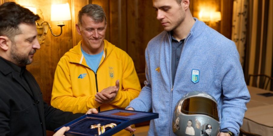 Der ukrainische Präsident Wolodymyr Selenskyj (links) überreicht dem Skeleton-Piloten Wladyslaw Heraskewytsch (rechts) den Orden der Freiheit.