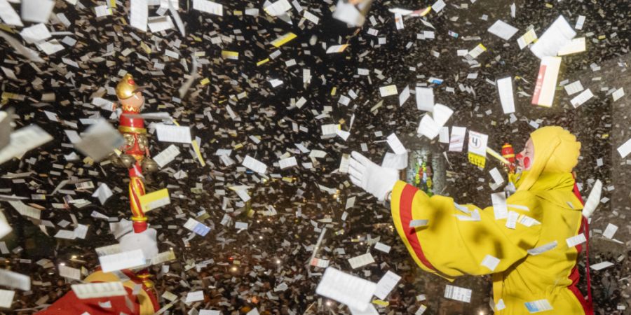 Auf den Urknall folgt der Fötzeliregen: Rund 26'000 Menschen waren an der Fasnachtseröffnung am Schmutzigen Donnerstag in Luzern dabei.