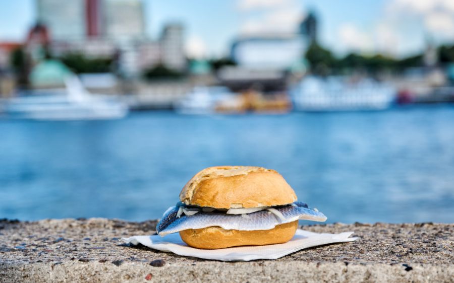 Ein Fischbrötchen, wie es im Norden Deutschland, beispielsweise Hamburg, gerne gegessen wird.