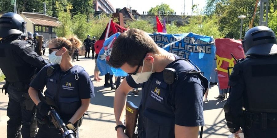Die Polizei kesselte im Juli 2020 beim Nachtigallenwäldeli in Basel eine unbewilligte Demo ein. Dabei kam es zu einem Pfeffersprayeinsatz gegen einen Demonstranten, der nun juristisch ...