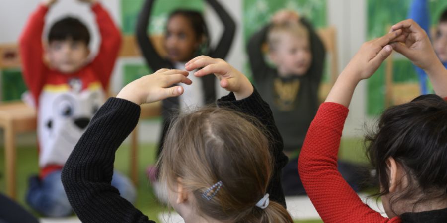 In den Klassenzimmern im Kanton Schwyz fehlt es an Heilpägagoginnen und Heilpädagogen. (Symbolbild)