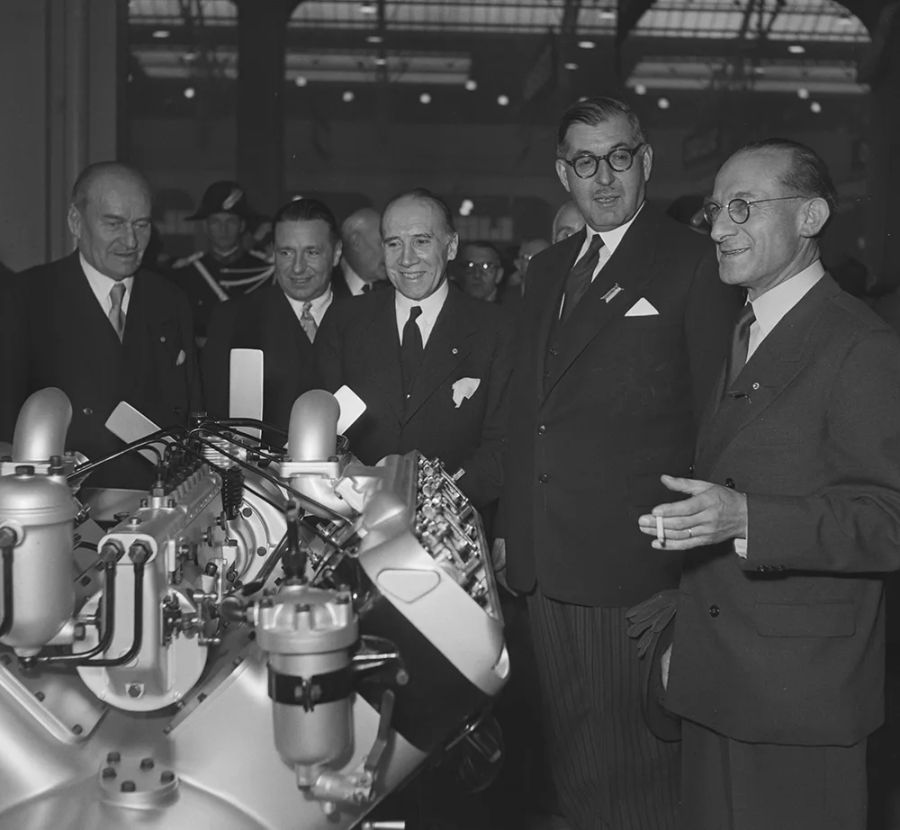 Bundesrat Karl Kobelt am Genfer Autosalon (1952): Er berief das Schweizer Atomwaffenprogramm ein.