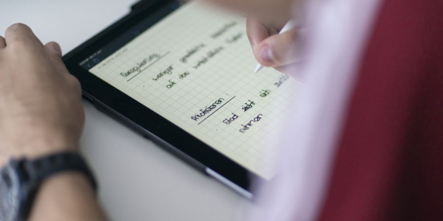 In den Klassenzimmern gehören digitale Geräte wie Tablets zum Schulalltag. (Symbolbild)