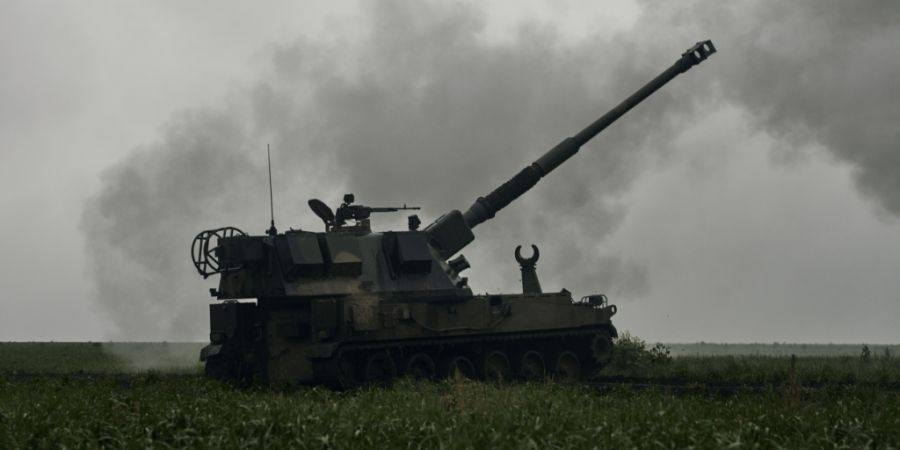 ARCHIV - Ein Artilleriegeschütz feuert auf russische Stellungen in der Region Donezk. Foto: -/AP/dpa/Archivbild