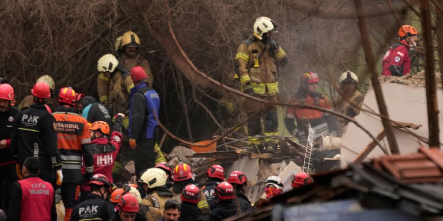 Rettungsteams und Feuerwehrleute durchsuchen die Einsturzstelle zweier Wohnhäuser in Istanbul. Foto: Khalil Hamra/AP/dpa