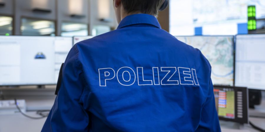 Die Kantonspolizei Basel-Stadt fahndet nach einem unbekannten Mann, der in der Nacht auf Sonntag einen 51-Jährigen ausgeraubt hat. (Symbolbild)