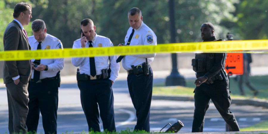 dpatopbilder - Beamte des Metropolitan Police Department reagieren, nachdem eine Person in der Nähe des Washington Monuments in Washington von den Ordnungskräften angeschossen wurde. ...