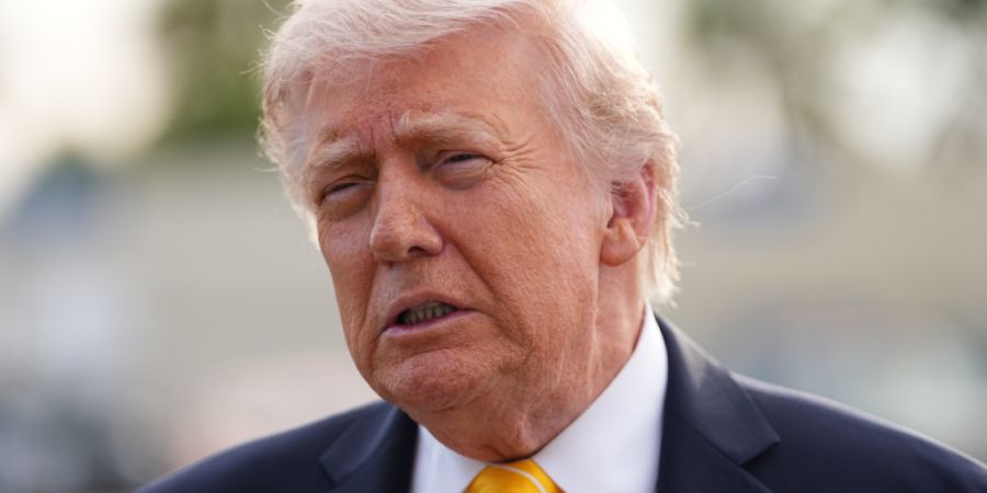US-Präsident Donald Trump spricht mit Reportern. Foto: Matt Rourke/AP/dpa