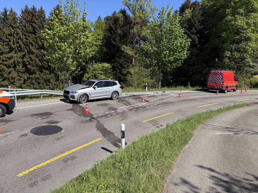 Das Motorrad prallte nach dem Sturz in ein Auto.