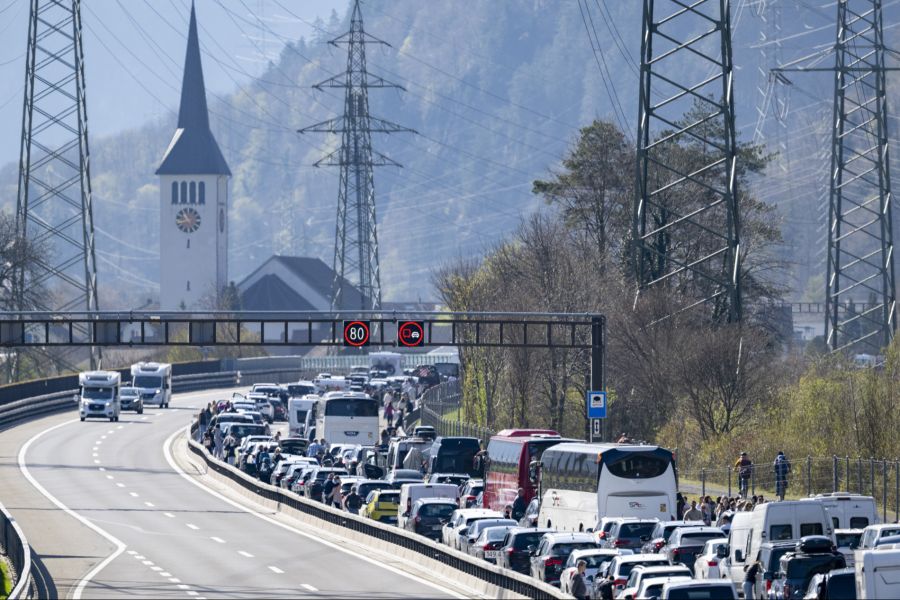 Der TCS rät wegen des drohenden Staus, frühmorgens oder spätabends diese Strecken in Angriff zu nehmen.