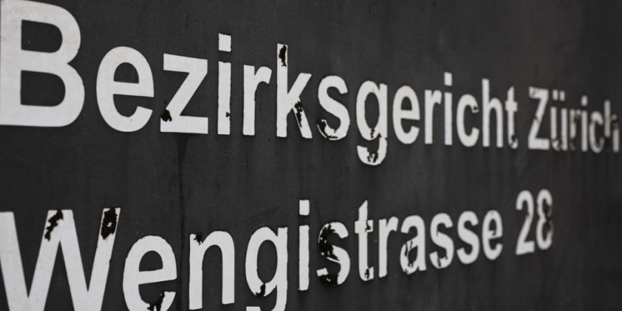 Das Bezirksgericht Zürich verurteilte einen 72-Jährigen am Donnerstag wegen Stalking. Der Mann hatte wenig Lust auf die Verhandlung.  (Symbolbild)