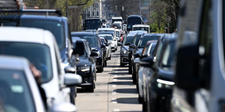 Es gibt oft bessere Lösungen als die Fahrt zum Arbeitsplatz mit dem Auto. Davon ist die Genossenschaft 42hacks mit Sitz in Trogen AR überzeugt. (Archivbild)