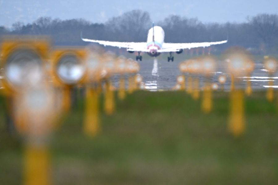 Um die genannten Risiken zu minimieren, schlagen die Autoren verschiedene Massnahmen vor: So könnten Fluggesellschaften ältere Passagiere gezielt in der Nähe der Ausgänge platzieren.