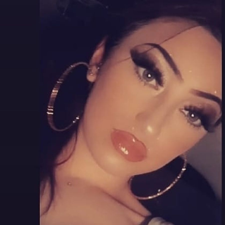 Auf älteren Bildern setzt Ariel auf Glamour, starke Posen und viel Make-up