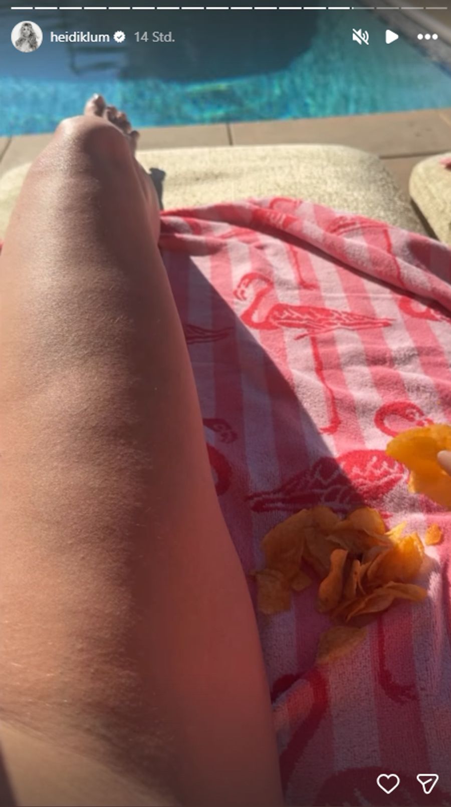 So lässt es sich leben: Heidi Klum entspannt am Pool und snackt Chips.