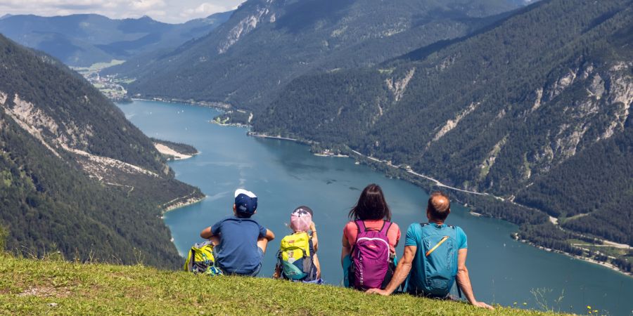 Eine Familie ist am Wandern.