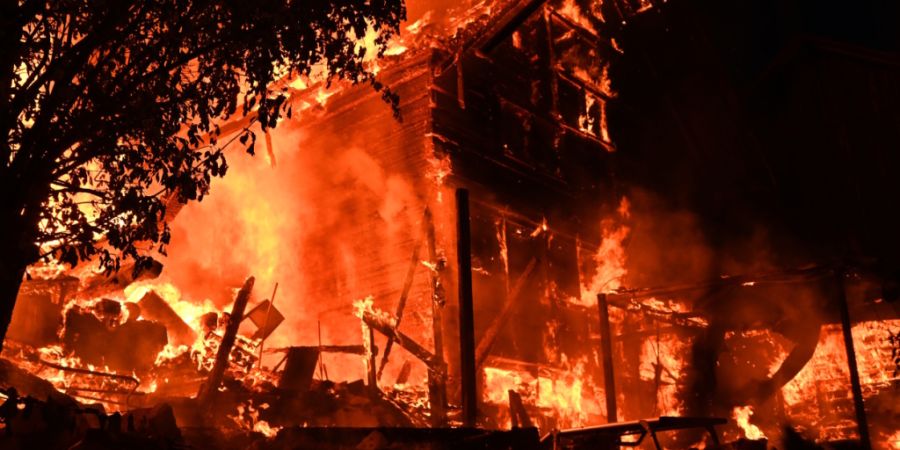 Das Doppeneinfamilienhaus und ein angebauter Schopf standen in Vollbrand.