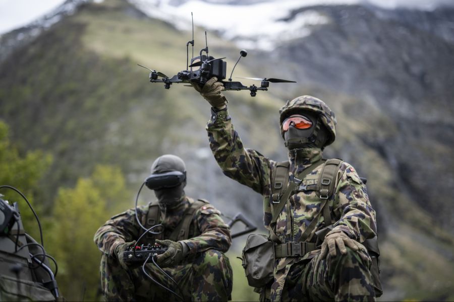 Die Schweizer Armee hat am Montag in Elm GL Drohnentests durchgeführt.