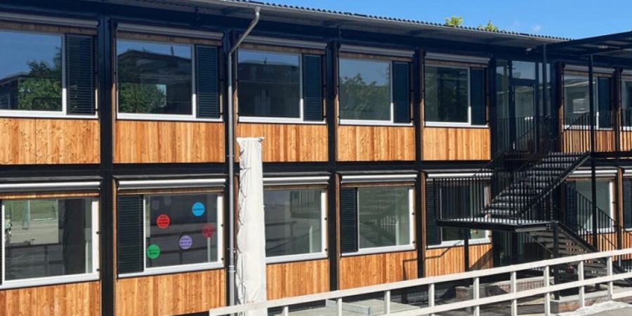 Auf dem städtischen Grundstück unterhalb der Schulanlage Kirchmatt in der Stadt Zug wird ein Betreuungspavillon erstellt.