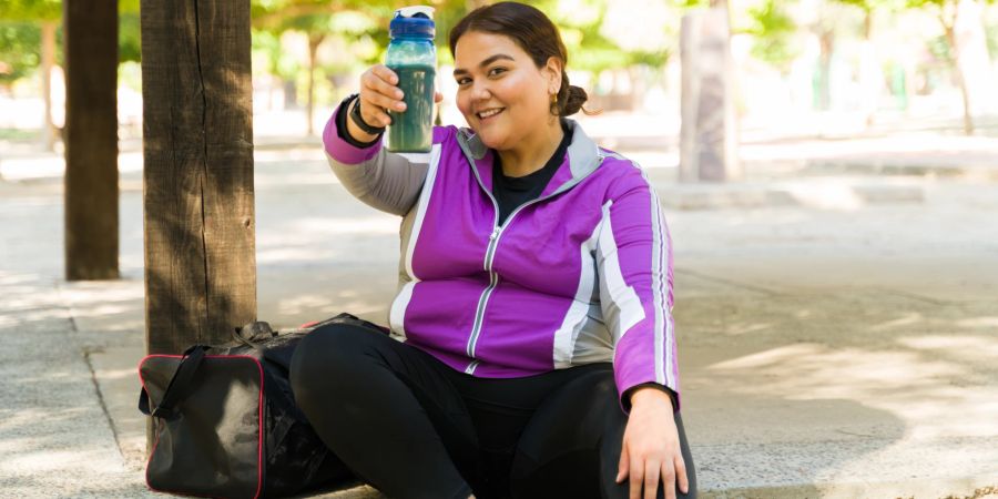 Frau trinkt Shake zum Abnehmen