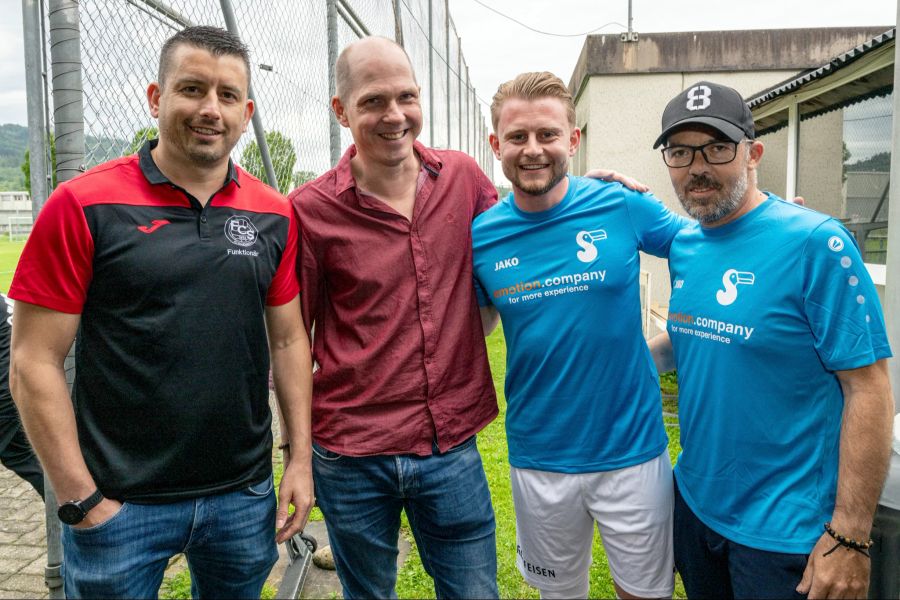 Vlnr.: Andreas Haldemann (Verantwortlich für Sponsoring beim FC Schönbühl), Roman Wyss (Co-Bereichsleitung Wohnen stv. Direktor Stiftung Tannacker), Joël Wissmann (Kommunikation & Events Genossenschaft Migros Aare) und Marc Zehnder (Hauptsponsor und CEO  emotion,company).