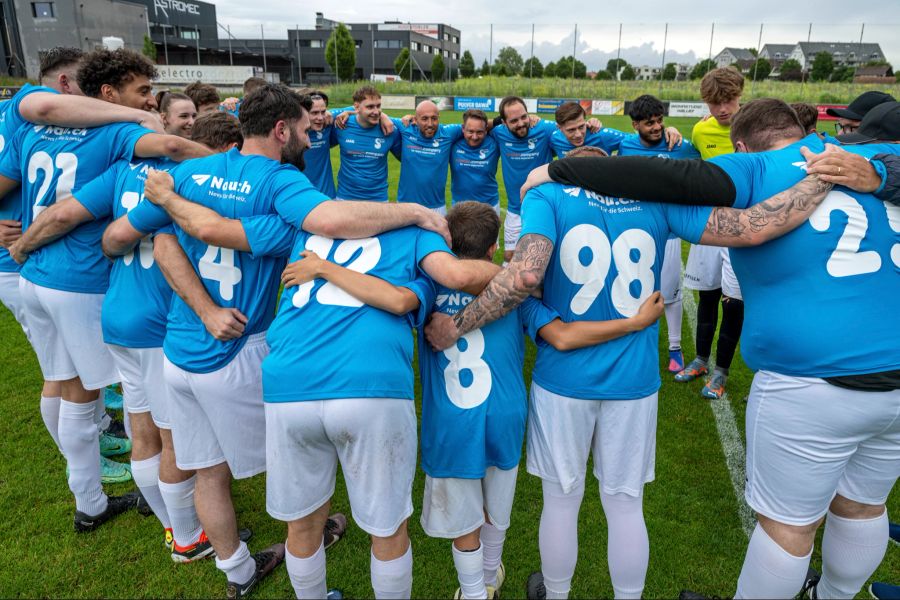 Der FC Shoppy schwört sich vor dem Anpfiff ein.