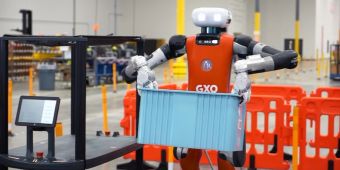 Humanoider Roboter Lagerhaus Ware tragen