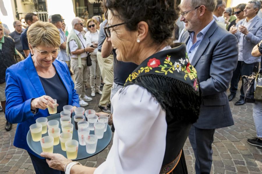 Das erste Glas Walliser Weisswein für Bundespräsidentin Amherd lässt nicht lange auf sich warten.