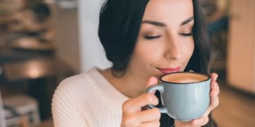 Frau geniesst eine Tasse Kaffee