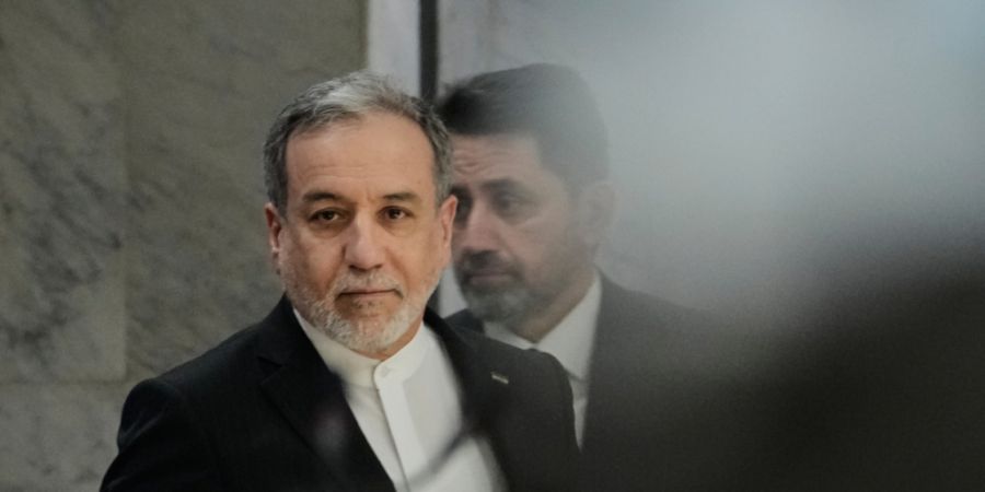 ARCHIV - Irans Außenminister Abbas Araghtschi kommt zu einer Pressekonferenz mit seinem irakischen Amtskollegen nach ihrem Treffen im Außenministerium in Bagdad. Foto: Hadi Mizban/AP/dpa