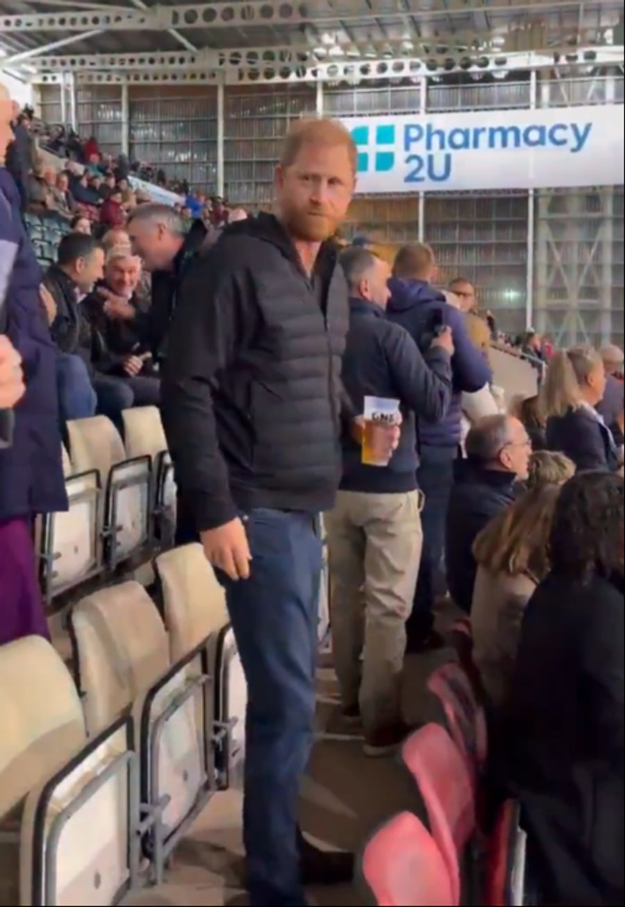 Prinz Harry verfolgte ein Rugby-Spiel im Stadion.