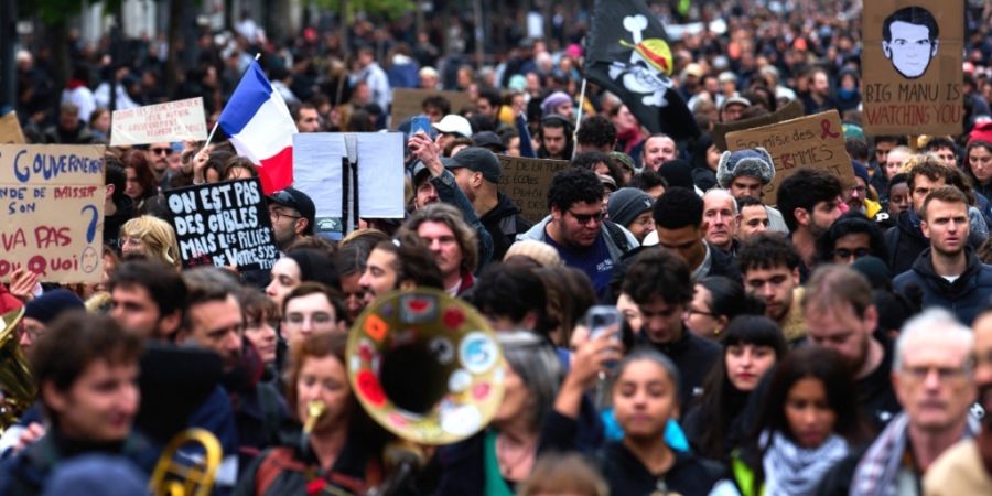 ARCHIV - Demonstranten in Paris zogen am vergangenen Wochenende mit Plakaten in Richtung Porte d'Italie. Foto: Marcus Golejewski/dpa