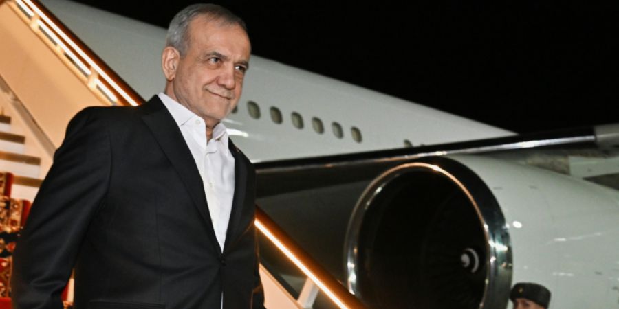HANDOUT - Der iranische Präsident Massud Peseschkian trifft zum Gipfeltreffen der Staats- und Regierungschefs des Forums der Gas exportierenden Länder (GECF) ein. Foto: Stanislav Kras...