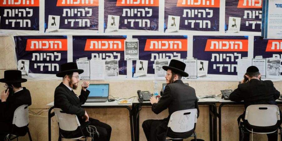 dpatopbilder - Ultraorthodoxe jüdische Männer arbeiten während der israelischen Parlamentswahlen in der Parteizentrale von Vereinigtes Tora-Judentum (Yahadut HaTorah). Foto: Ohad Zwi...