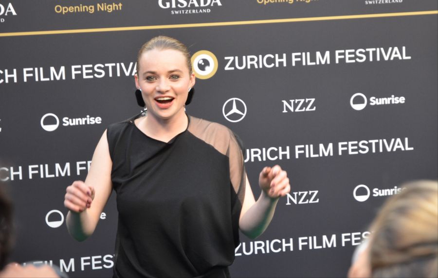 Riesen-Freude am ZFF‑Opening: Schauspielerin Luna Wedler freut sich auf ihr wohlverdientes Golden Eye.