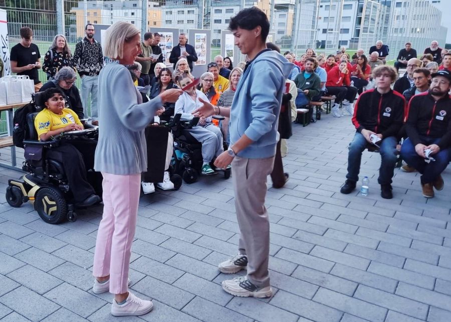 Robin Gloor (Vize-Schweizermeister 800m U20, 2025) erhält als Erster die Auszeichnung
von Vizestadtpräsidentin Suzanne Marclay-Merz.