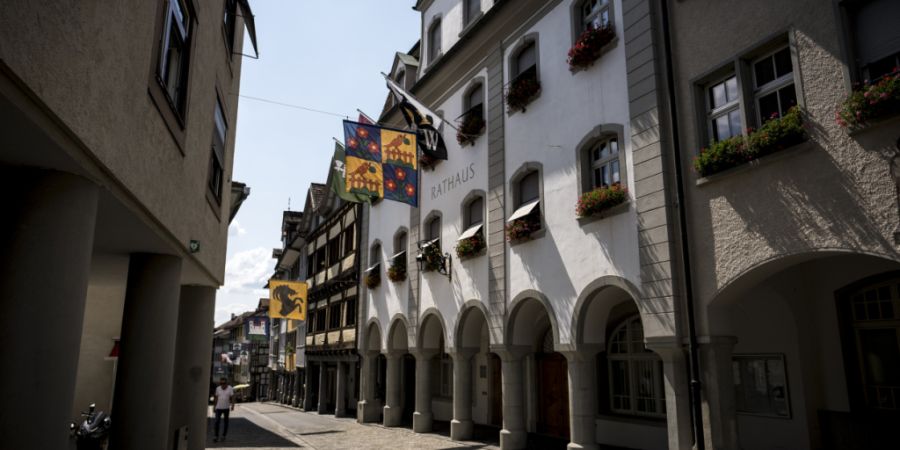 Die Stimmberechtigten der Stadt Wil entscheiden am Sonntag an der Urne über den Steuerfuss des laufenden Jahres. (Archivbild)