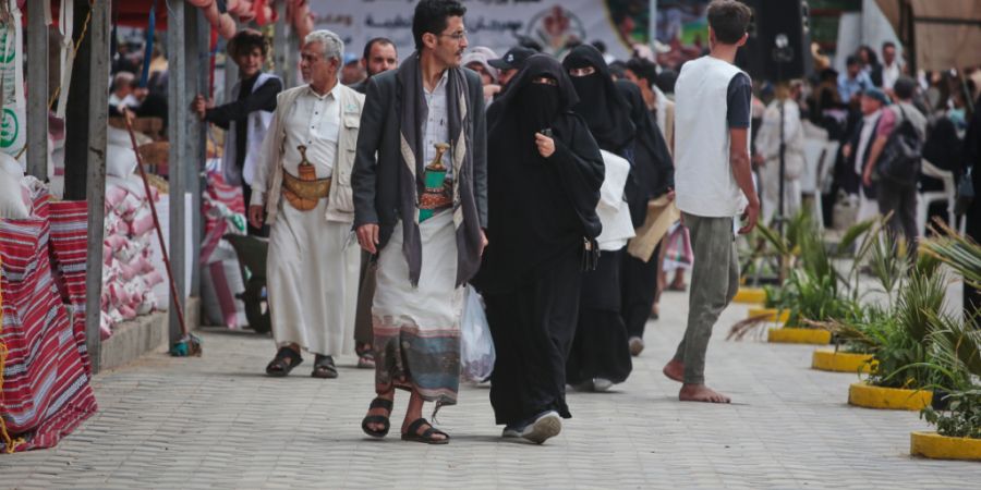 Menschen gehen durch ein Landwirtschaftsfest. Foto: Osamah Abdulrahman/AP/dpa