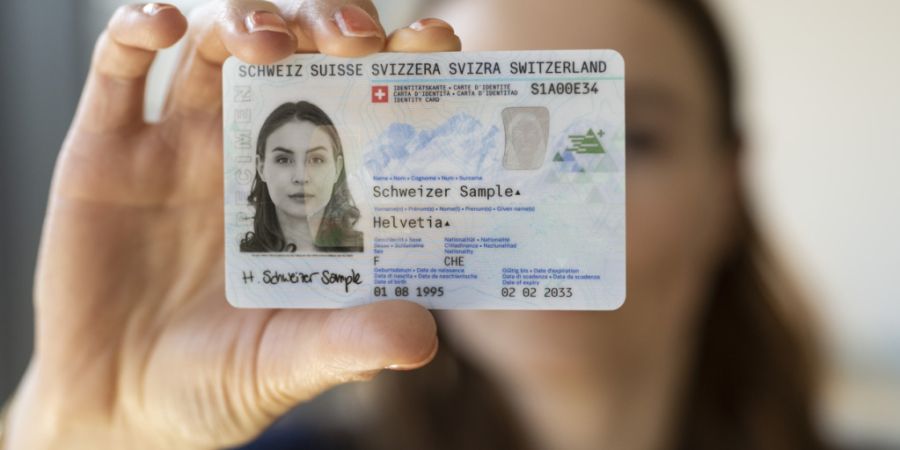 Die neue Identitätskarte enthält einen Chip mit biometrischen Daten. Sie kann in St. Gallen oder Sargans ausgestellt werden. (Archivbild