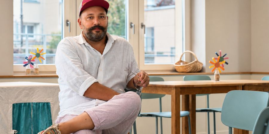 Gelassener Mann im hellen Caf?raum