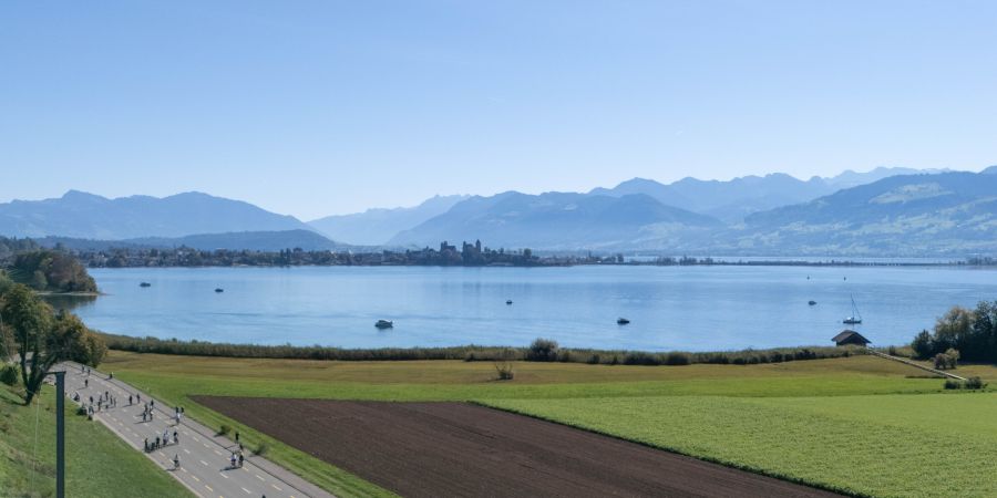 Aus der Luft zeigt sich die autofreie Strecke entlang des rechten Zürichseeufers.