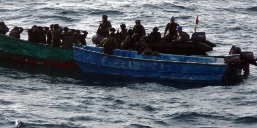 ARCHIV - Im Rahmen der EU-Mission «Atalanta» hat die französische Marine am 03.05.2009 vor der ostafrikanischen Küste elf mutmaßliche Piraten gefangen genommen (Foto des französis...