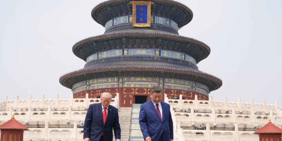 ARCHIV - US-Präsident Donald Trump (l) spaziert mit dem chinesischen Präsidenten Xi Jinping am Himmelstempel. Foto: Mark Schiefelbein/AP/dpa