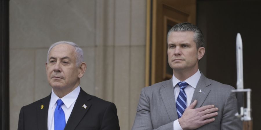 ARCHIV - US-Verteidigungsminister Pete Hegseth (r) begrüßt den israelischen Ministerpräsidenten Benjamin Netanjahu während einer früheren Zeremonie im Pentagon. Foto: Manuel Balce ...